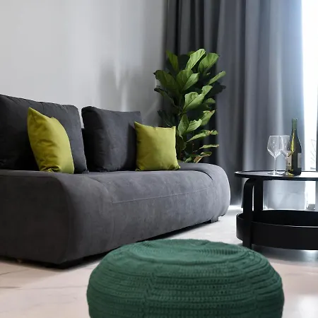 The Room, 15, Leda Gardens Apartman